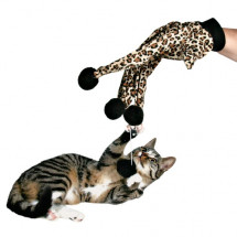 Игрушка для кошки Trixie плюшевая перчатка с мячиком